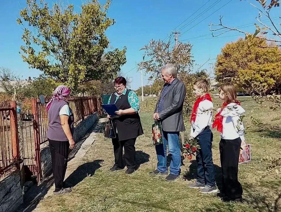 Дань уважения и признательности: сотрудники учреждений культуры поздравили педагогов-ветеранов Дань уважения и признательности: сотрудники учреждений культуры поздравили педагогов-ветеранов