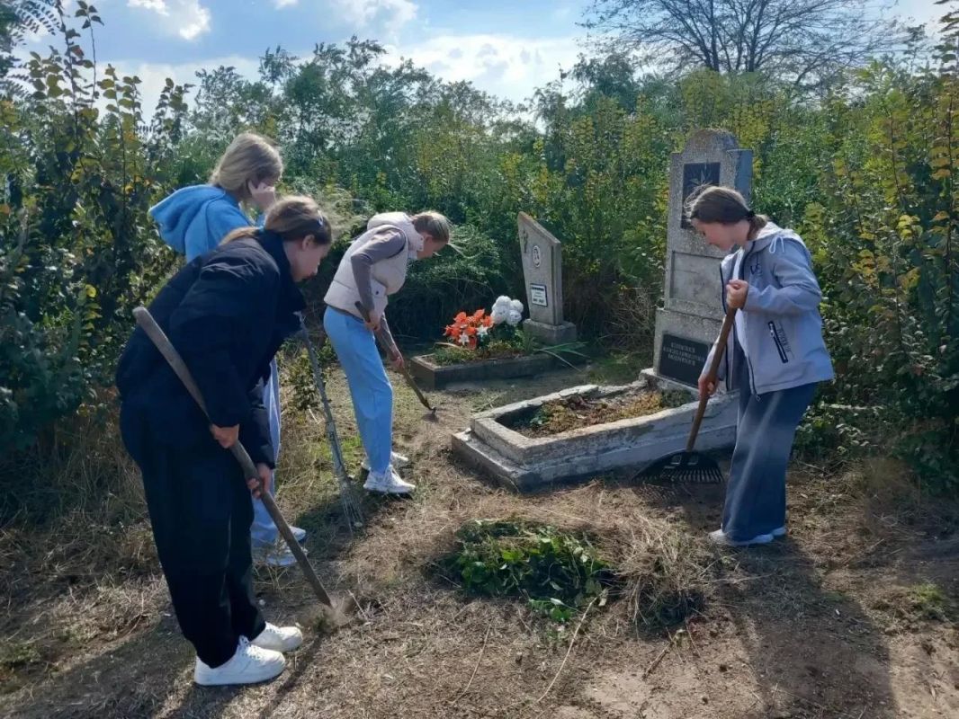 Трудовой десант волонтёрского отряда «Надежда»: юные патриоты почтили память героев Трудовой десант волонтёрского отряда «Надежда»: юные патриоты почтили память героев