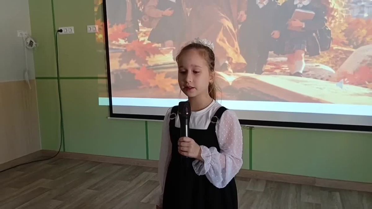 Команда Молодёжки НФ в Геническе поздравила учителей одной из городских школ необычным способом