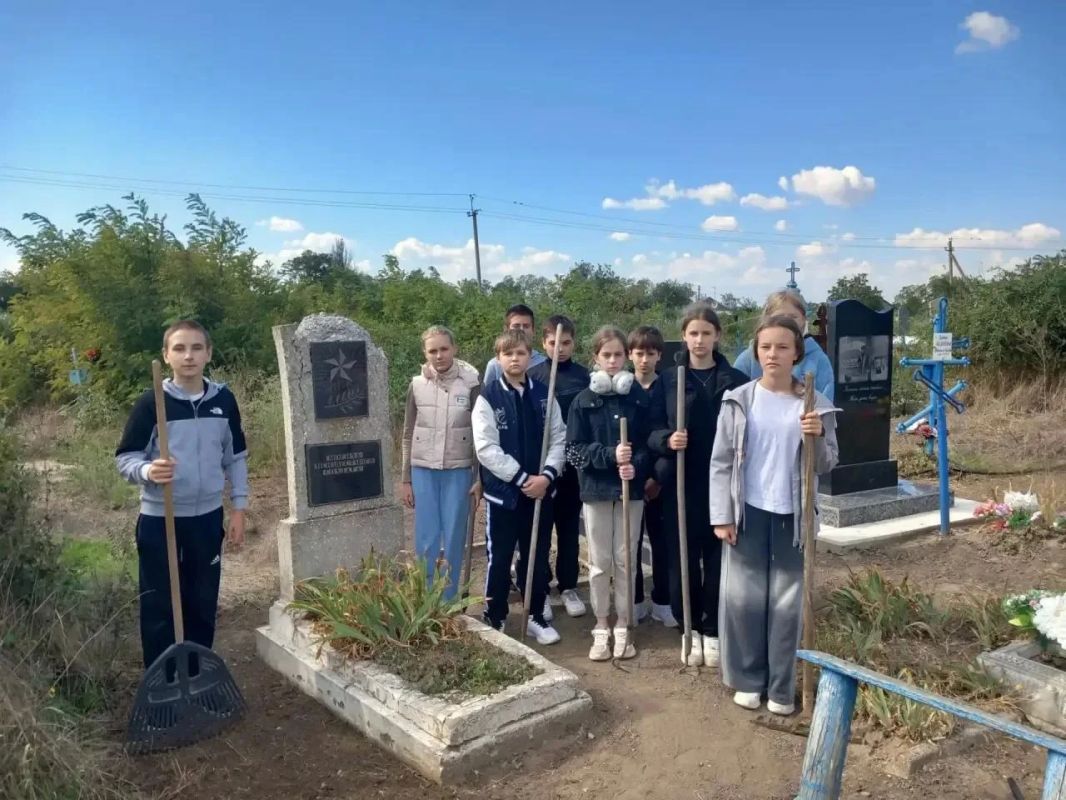 Трудовой десант волонтёрского отряда «Надежда»: юные патриоты почтили память героев