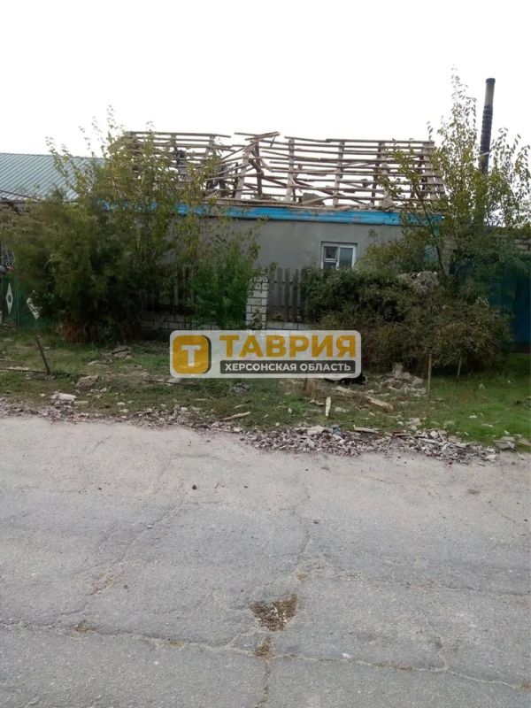 Боевики ВСУ обстреляли дом учительницы Долматовской школы Голопристанского округа Боевики ВСУ обстреляли дом учительницы Долматовской школы Голопристанского округа