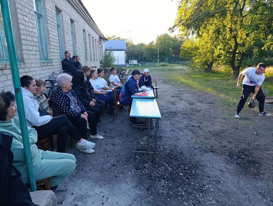 Херсонский центр физкультуры и досуга провёл в Красном праздник гирь Херсонский центр физкультуры и досуга провёл в Красном праздник гирь
