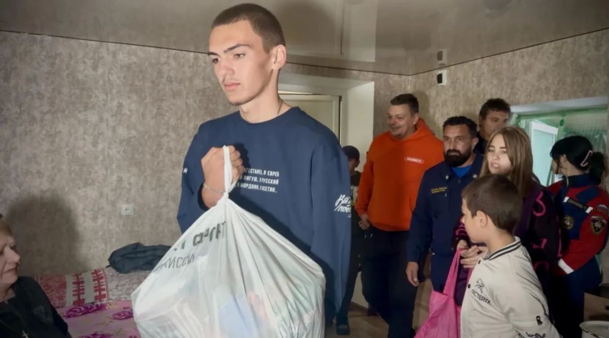 Добровольцы Херсонского РО совместно с активистами штаба #МЫВМЕСТЕ и Народного фронта провели гуманитарную акцию в Геническе, приуроченную ко Дню пожилого человека Добровольцы Херсонского РО совместно с активистами штаба #МЫВМЕСТЕ и Народного фронта провели гуманитарную акцию в Геническе, приуроченную ко Дню пожилого человека