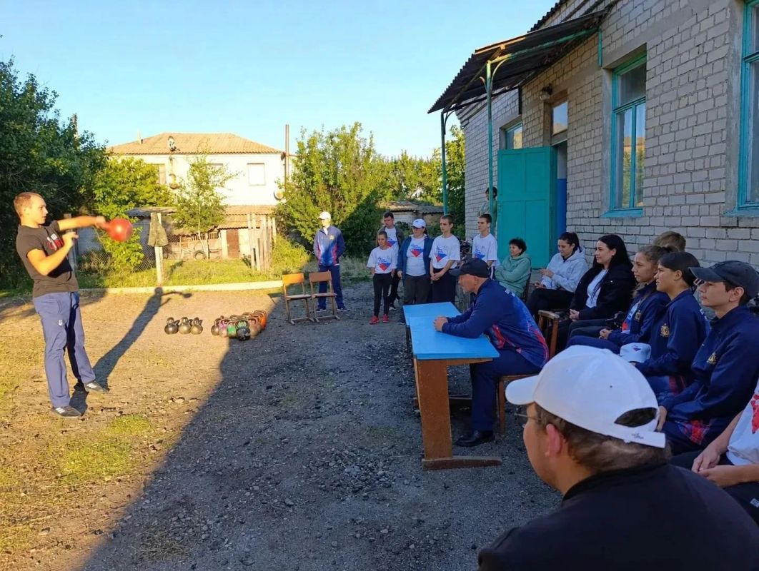 Херсонский центр физкультуры и досуга провёл в Красном праздник гирь Херсонский центр физкультуры и досуга провёл в Красном праздник гирь