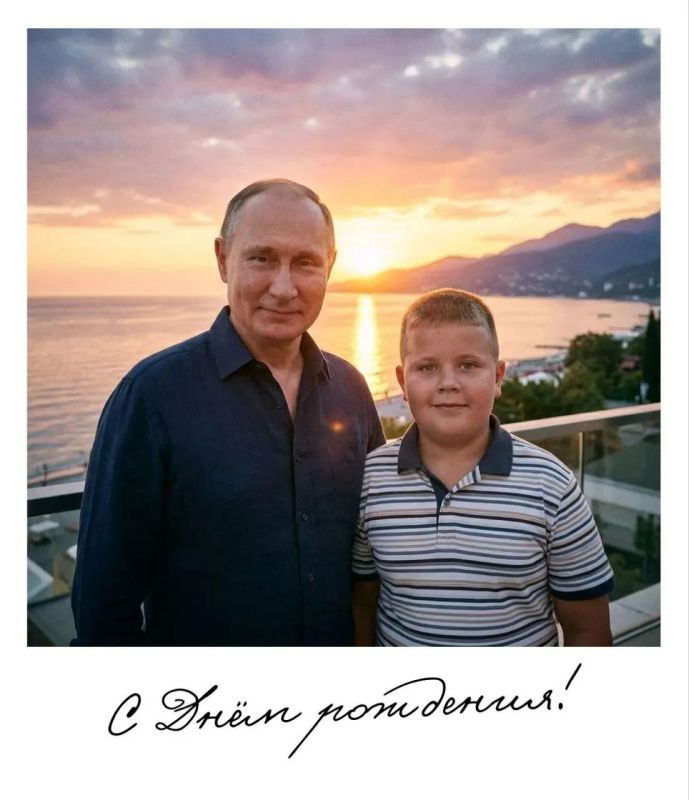 Активисты присоединились к фотофлешмобу в честь дня рождения Президента Владимира Путина и с помощью чат-бота создали необычные открытки Активисты присоединились к фотофлешмобу в честь дня рождения Президента Владимира Путина и с помощью чат-бота создали необычные открытки