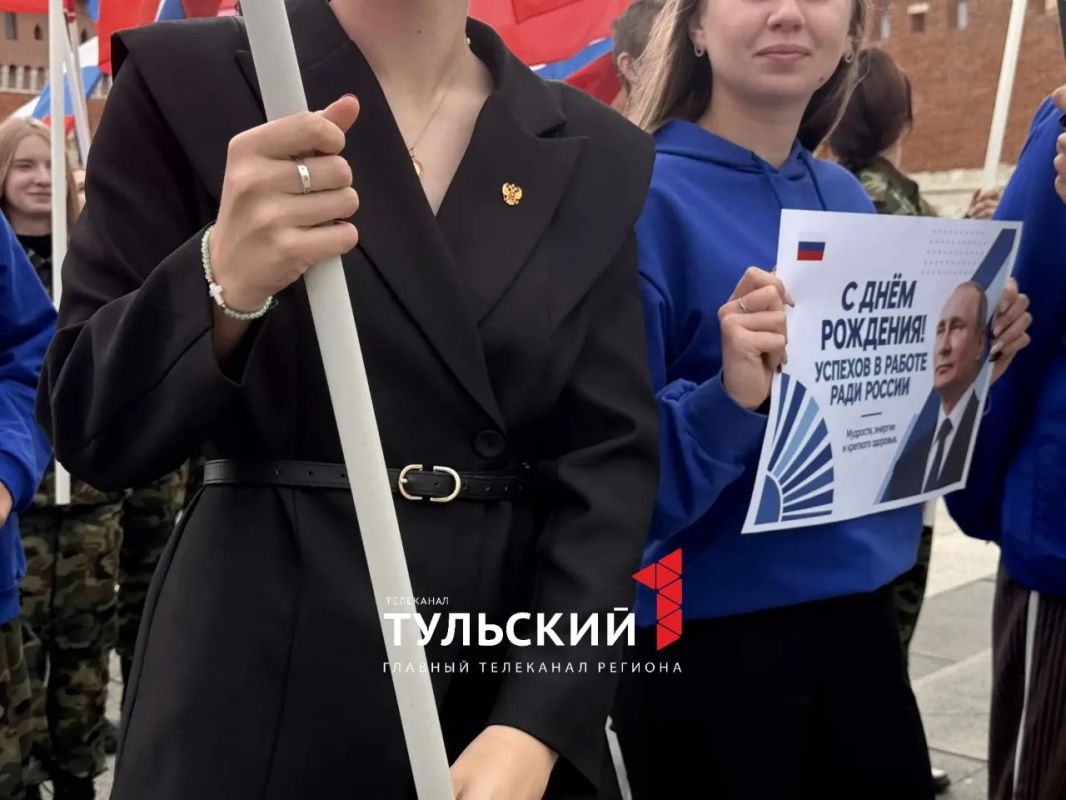 Ко Дню рождения Владимира Путина в городах страны проходят флешмобы и праздничные акции Ко Дню рождения Владимира Путина в городах страны проходят флешмобы и праздничные акции
