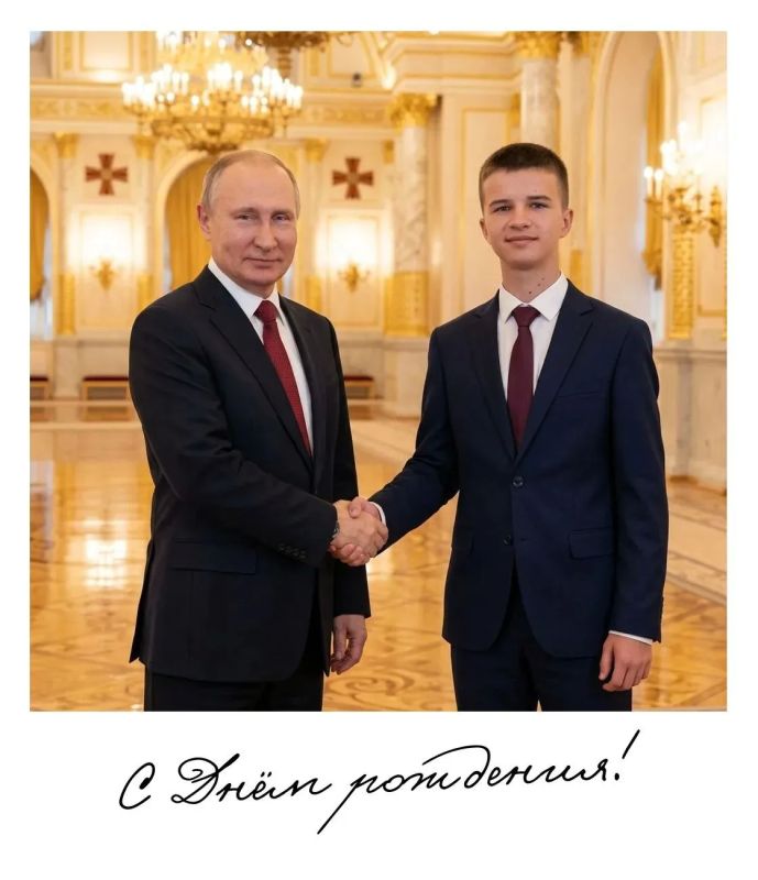 Активисты присоединились к фотофлешмобу в честь дня рождения Президента Владимира Путина и с помощью чат-бота создали необычные открытки