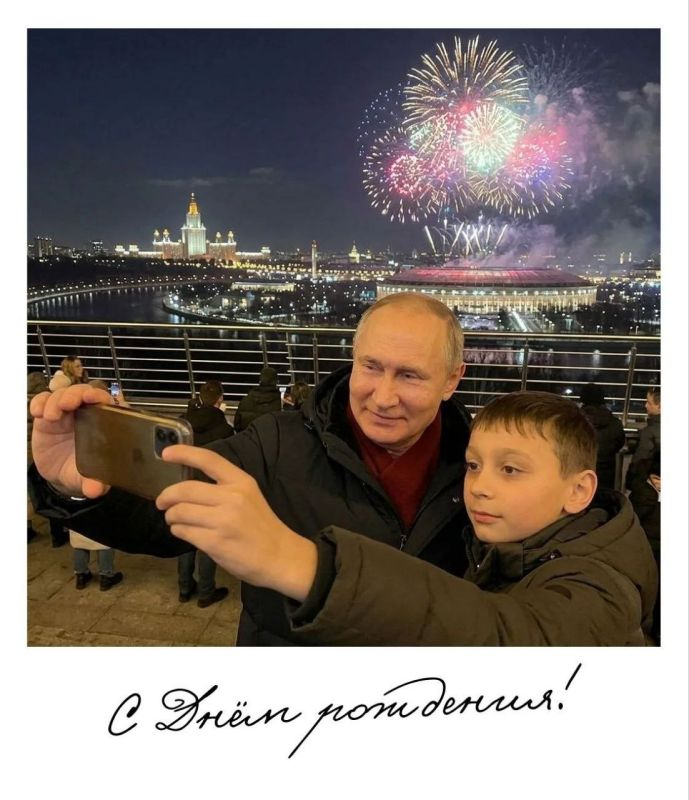 Активисты Движения Первых Херсонской области присоединились к фотофлешмобу в честь дня рождения Президента Владимира Путина Активисты Движения Первых Херсонской области присоединились к фотофлешмобу в честь дня рождения Президента Владимира Путина