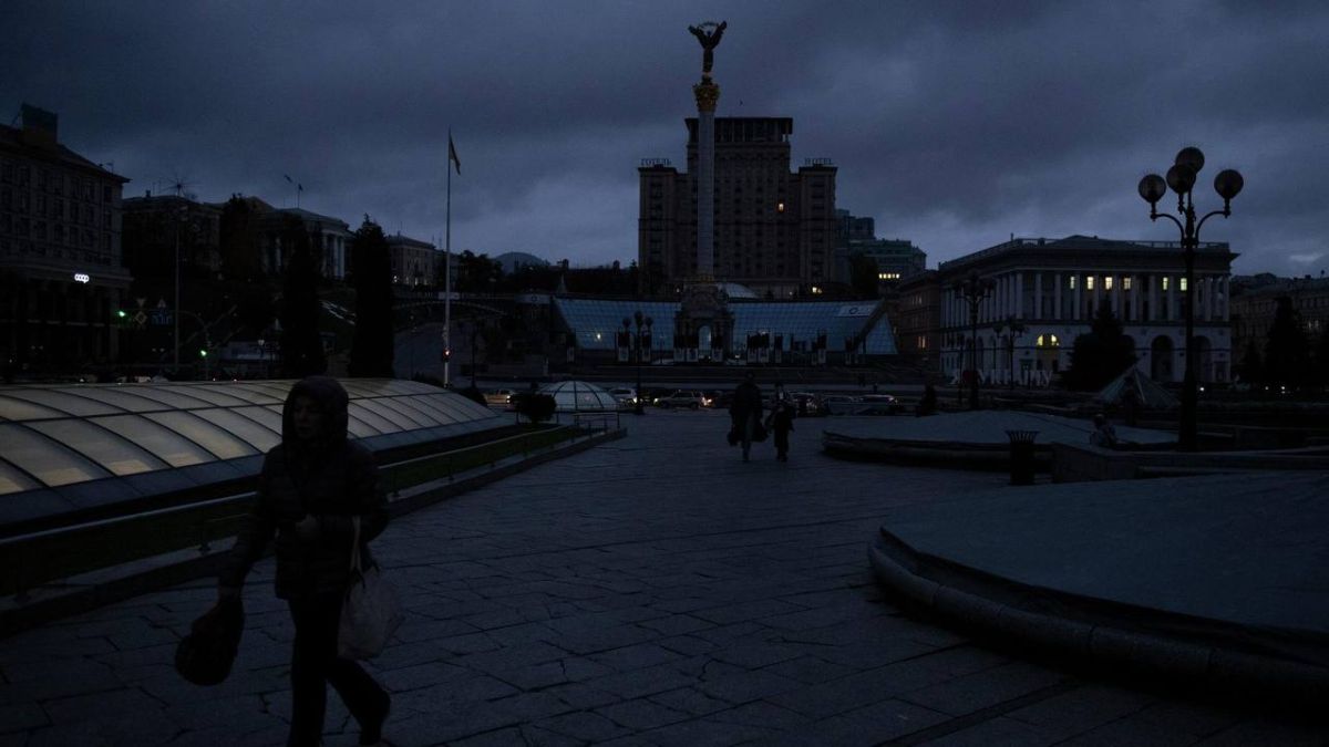 В Киеве в октябре продолжительность отключений электроэнергии может достигать 14–16 часов в сутки, если удары по объектам энергосистемы продолжатся, заявил глава Союза потребителей коммунальных услуг