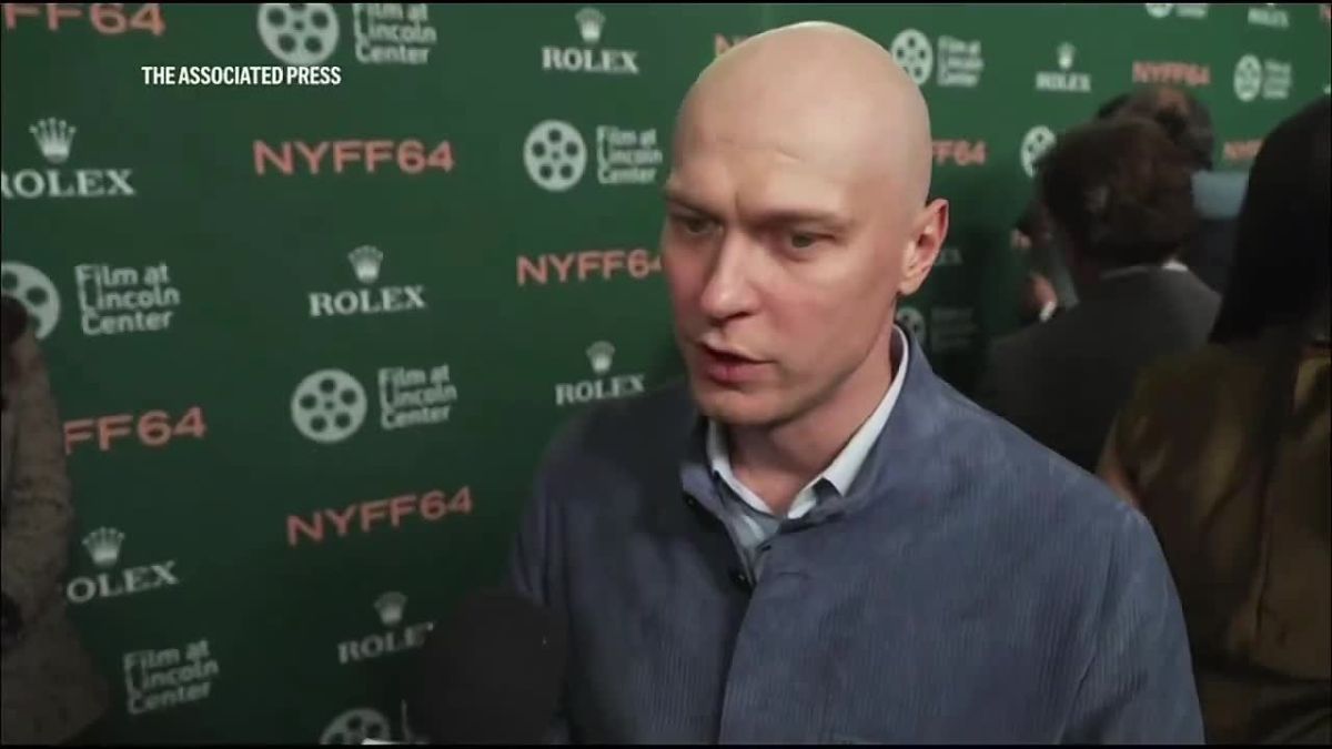 «Эндрю, хелп ми!» — Юра Борисов спустя год в Голливуде сильно подтянул свой английский и дошел до того, что может позвать Эндрю Гарфилда, чтобы он помог ему закончить интервью