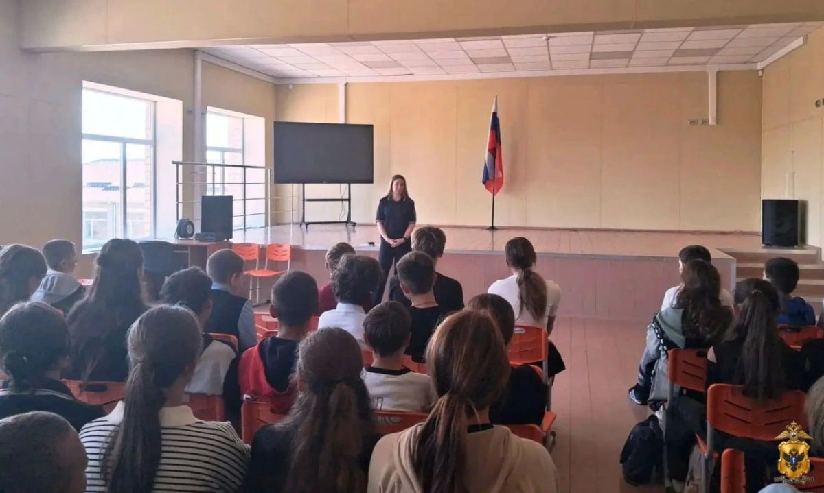 Полицейские провели беседы по профилактике дропперства в школе Генического округа