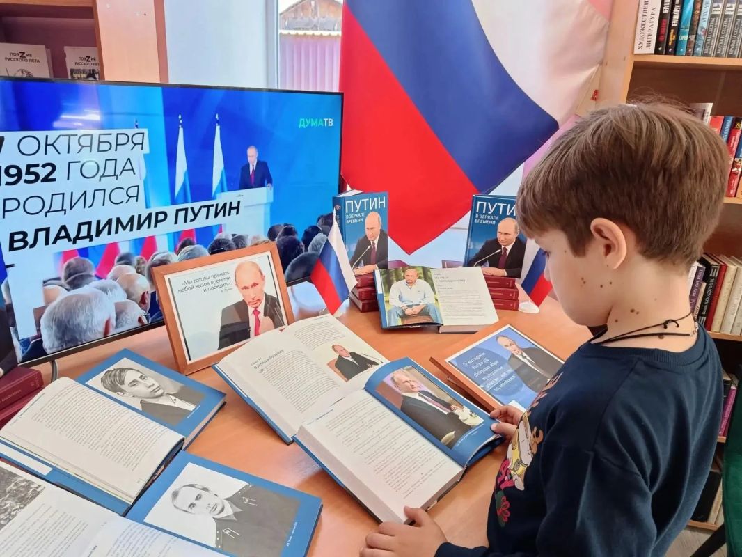 О Президенте и стране: книжные экспозиции в библиотеках округа