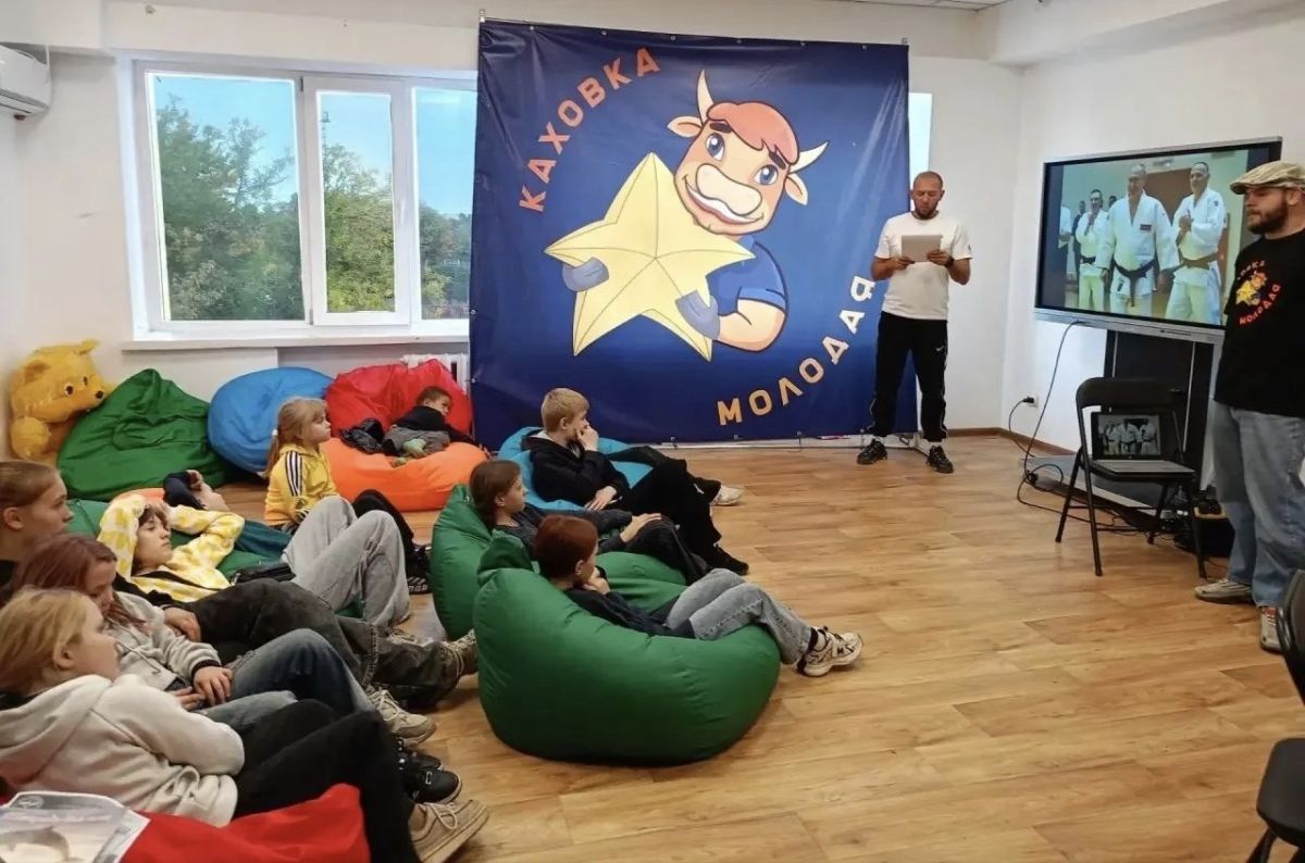 В молодёжном центре города Каховки состоялось тематическое мероприятие, приуроченное ко дню рождения Президента Российской Федерации Владимира Владимировича Путина