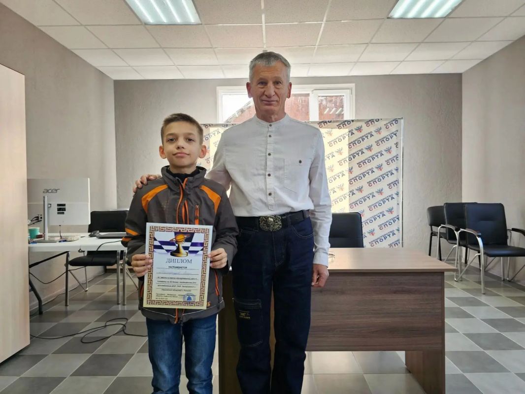 Мастер не уступил никому: в Геническом шахматном клубе сыграли сеанс одновременной игры Мастер не уступил никому: в Геническом шахматном клубе сыграли сеанс одновременной игры