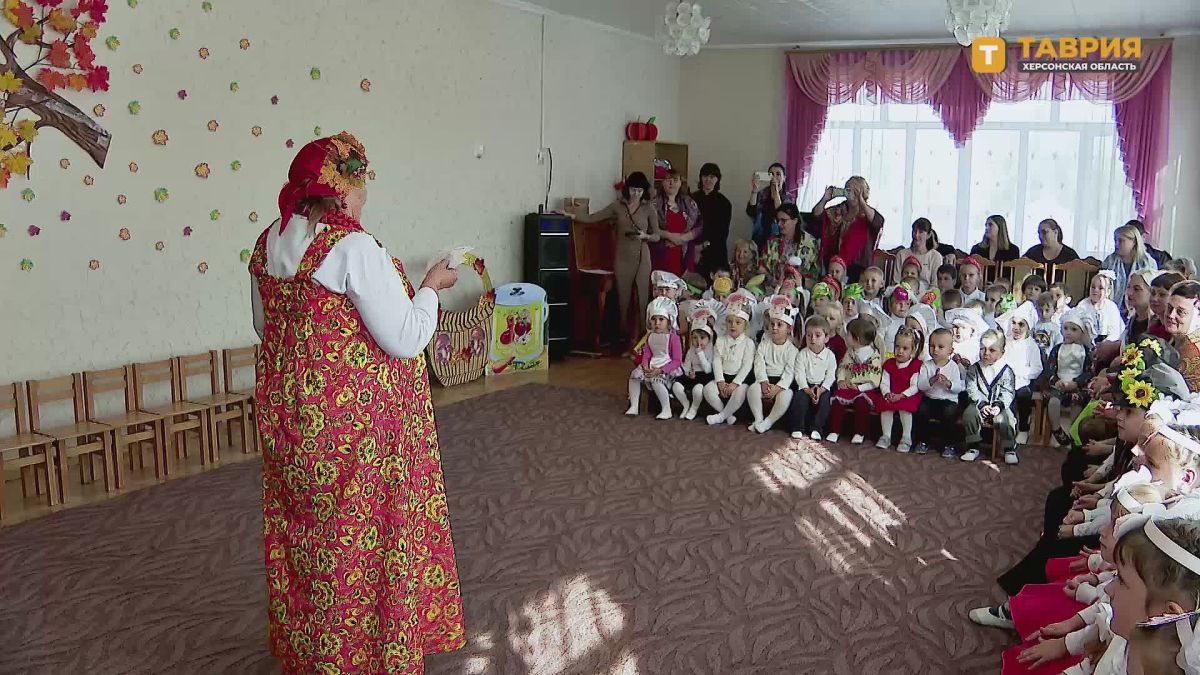 Традиционную осеннюю ярмарку провели в Геническом детском саду "Сказка"