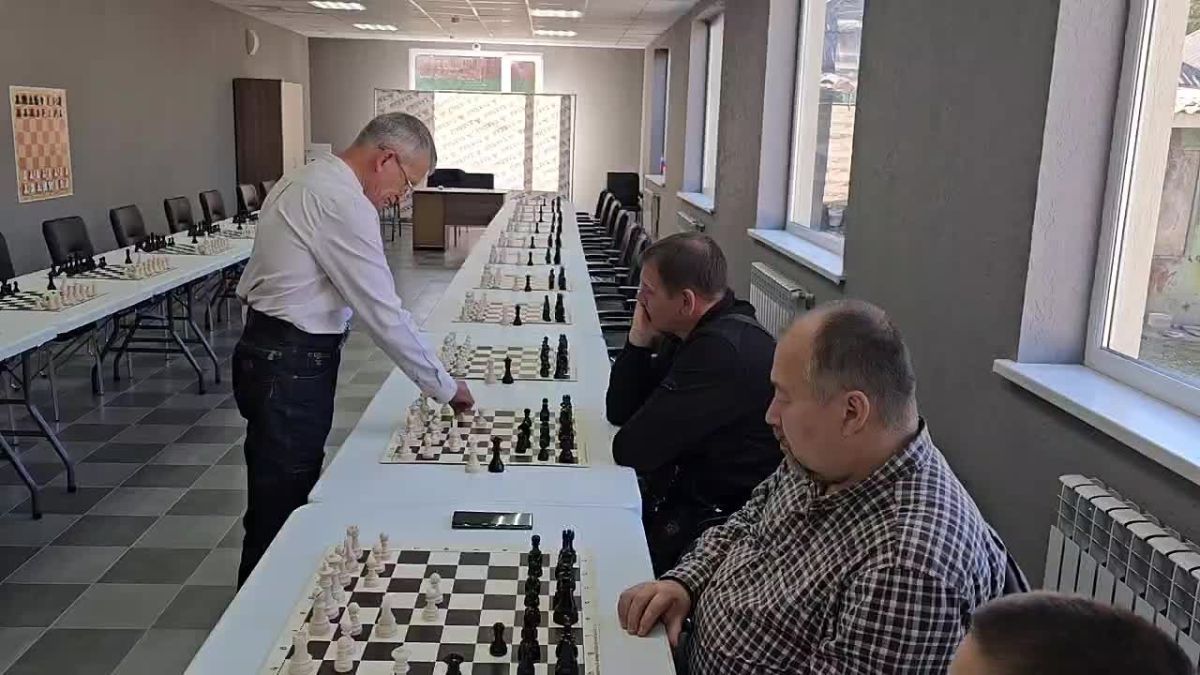 Мастер не уступил никому: в Геническом шахматном клубе сыграли сеанс одновременной игры