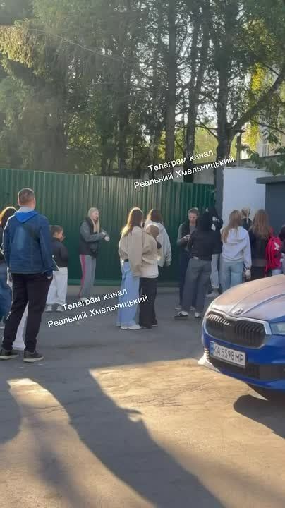 В Хмельницком люди собрались под ТЦК и пытаются выломать ворота, требуя освободить задержанного 25-летнего студента