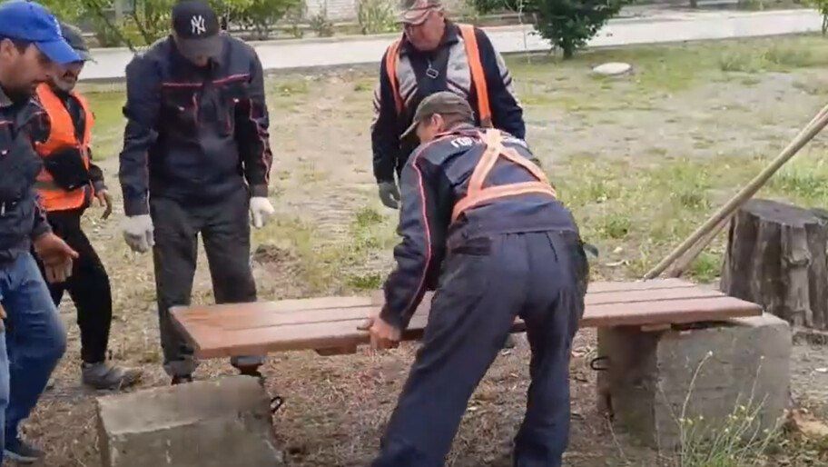 В Геническе по просьбе пенсионерки установили лавочки