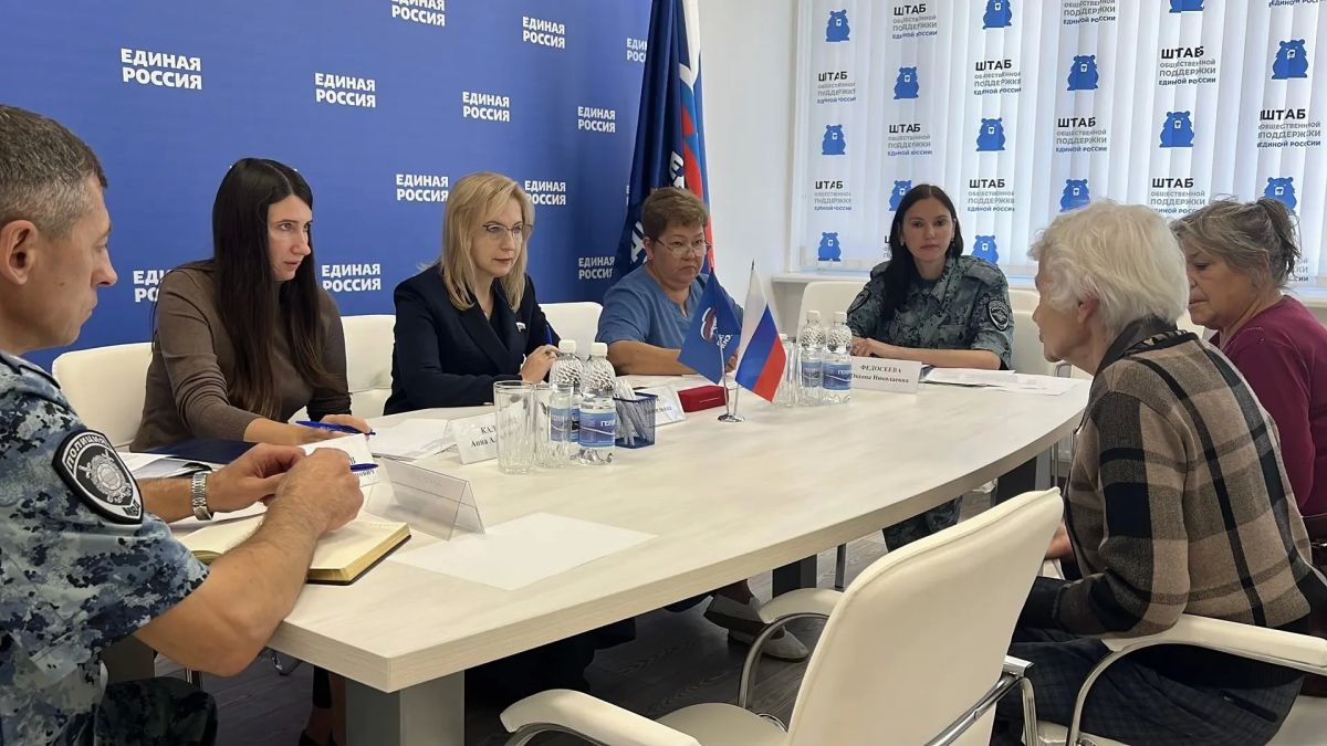 Елена Дмитрук помогает жителям области разобраться в вопросах жилья и пенсионных выплат Елена Дмитрук помогает жителям области разобраться в вопросах жилья и пенсионных выплат
