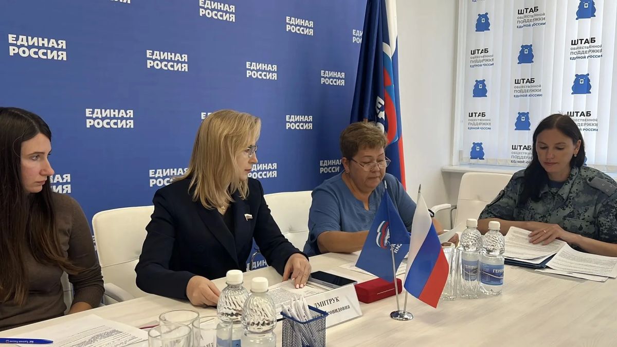 Елена Дмитрук помогает жителям области разобраться в вопросах жилья и пенсионных выплат Елена Дмитрук помогает жителям области разобраться в вопросах жилья и пенсионных выплат