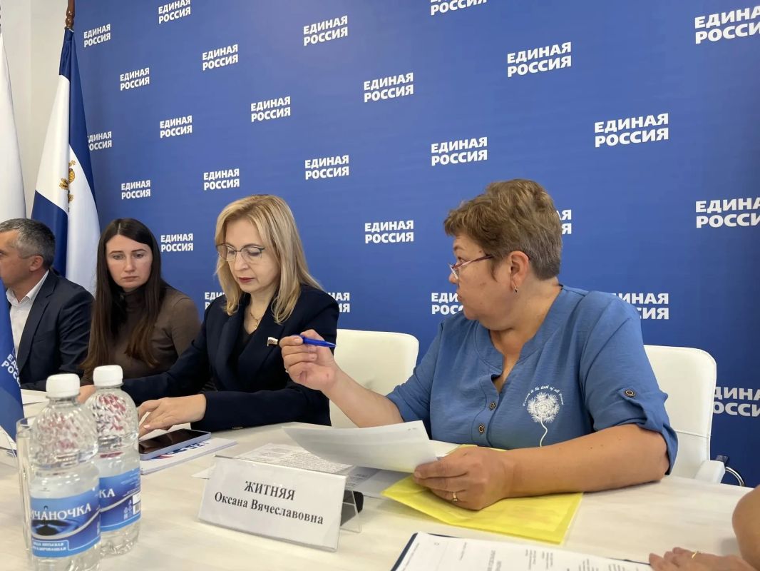 Елена Дмитрук помогает жителям области разобраться в вопросах жилья и пенсионных выплат Елена Дмитрук помогает жителям области разобраться в вопросах жилья и пенсионных выплат