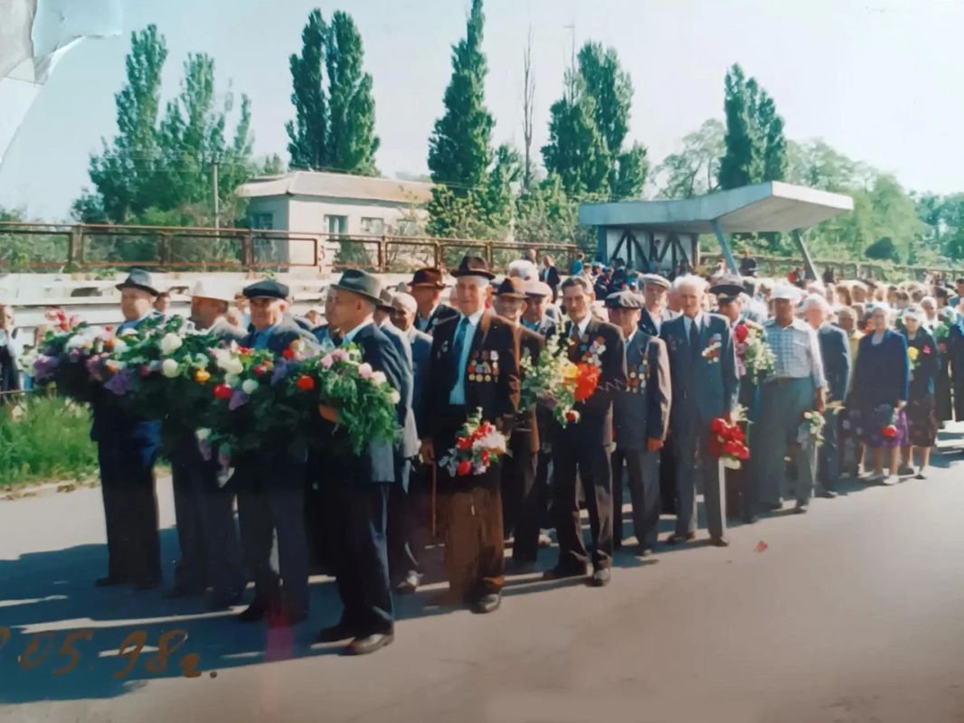 Дорогие жители Брилёвки!. Сердечно поздравляем вас с Днём основания нашего посёлка! Брилёвка была основана в 1945 году — в непростое послевоенное время, когда страна поднималась из руин Дорогие жители Брилёвки!. Сердечно поздравляем вас с Днём основания нашего посёлка! Брилёвка была основана в 1945 году — в непростое послевоенное время, когда страна поднималась из руин