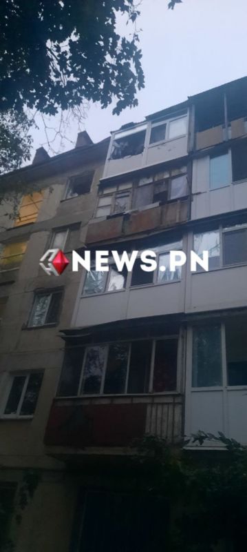 Николаев. Местные сообщают: "Ночью в Николаеве боевая часть российского шахеда влетела в пятиэтажку и не сдетонировала