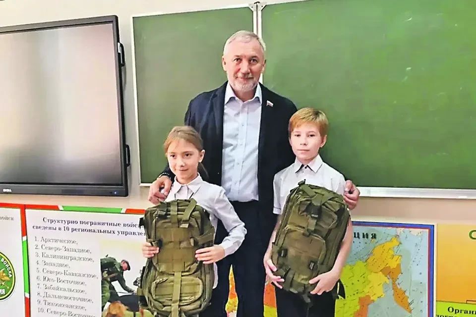 В Скадовске кадетскому классу вручили знамя и открыли «парту героя»