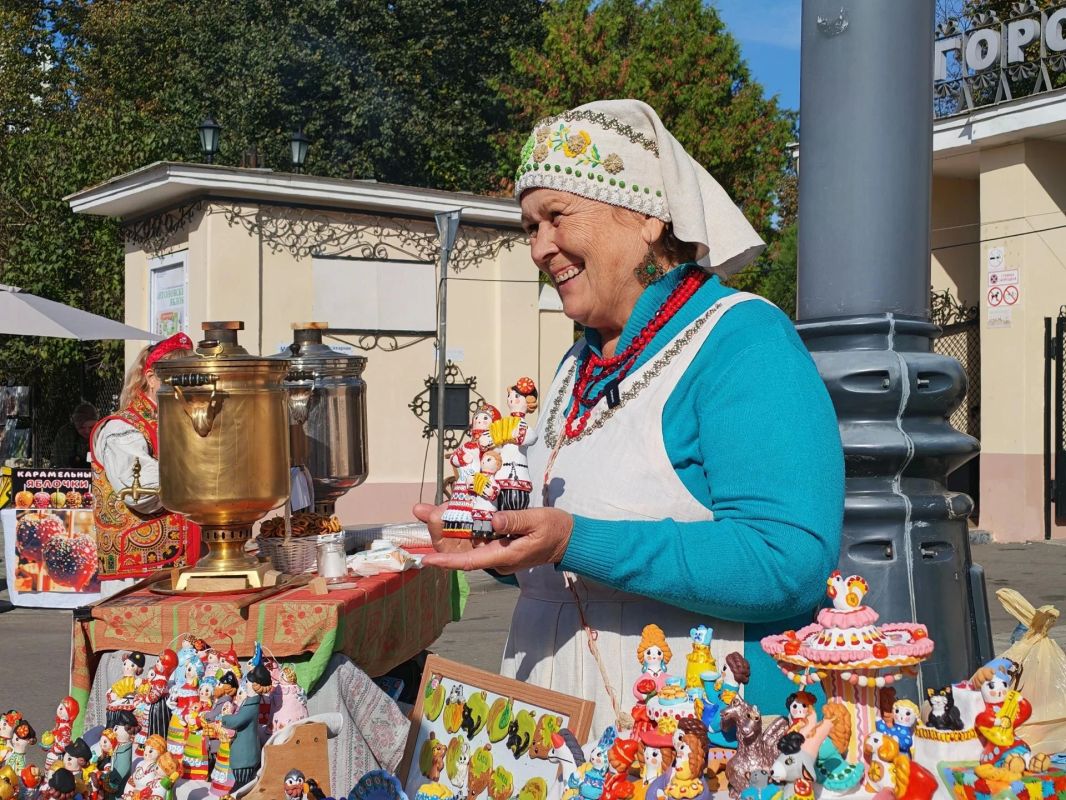 Ирина Волк: Сегодня в рубрике «История с географией» — Липецкая область: фестиваль «Антоновские яблоки» в старинном Ельце, который недавно отметил своё 880летие Ирина Волк: Сегодня в рубрике «История с географией» — Липецкая область: фестиваль «Антоновские яблоки» в старинном Ельце, который недавно отметил своё 880летие