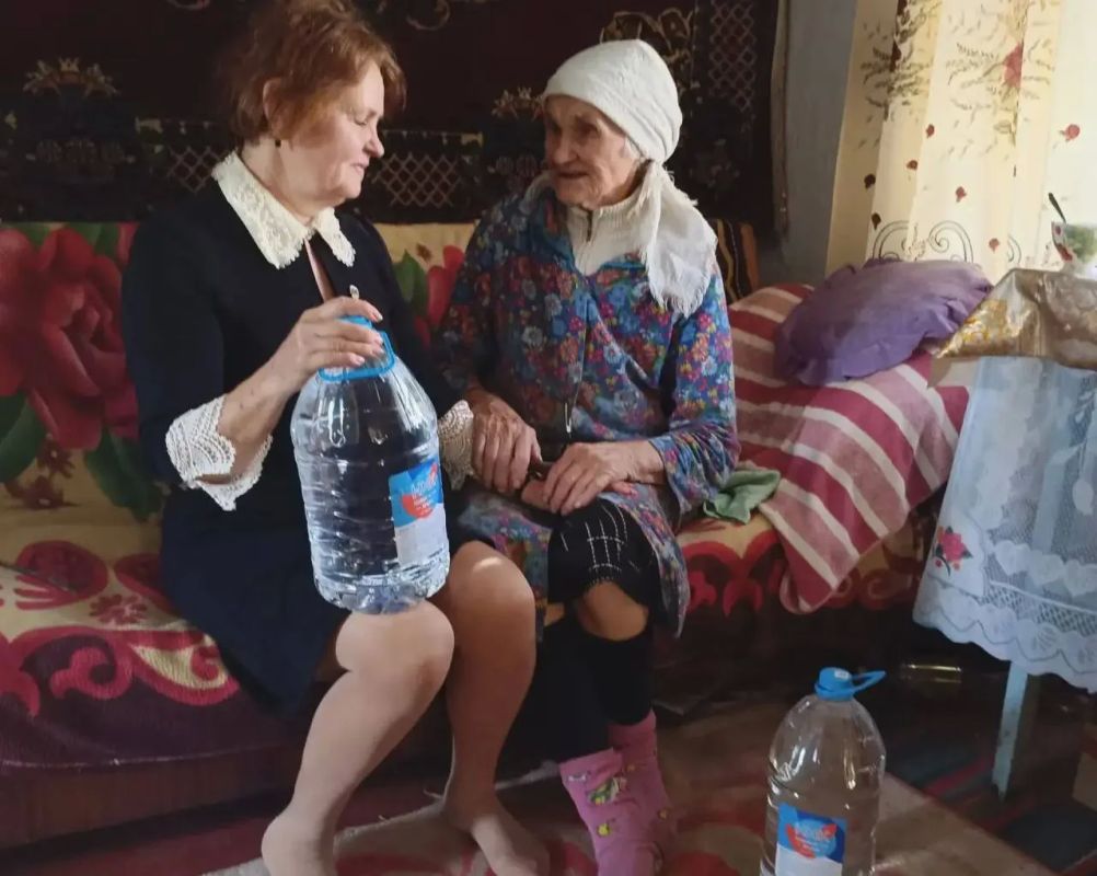Жителям Ульяновки Скадовского округа доставили около 600 литров бутилированной воды Жителям Ульяновки Скадовского округа доставили около 600 литров бутилированной воды