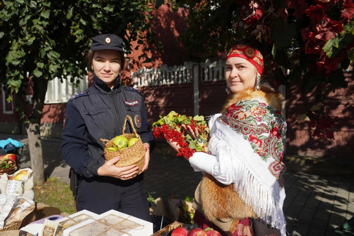 Ирина Волк: Сегодня в рубрике «История с географией» — Липецкая область: фестиваль «Антоновские яблоки» в старинном Ельце, который недавно отметил своё 880летие Ирина Волк: Сегодня в рубрике «История с географией» — Липецкая область: фестиваль «Антоновские яблоки» в старинном Ельце, который недавно отметил своё 880летие