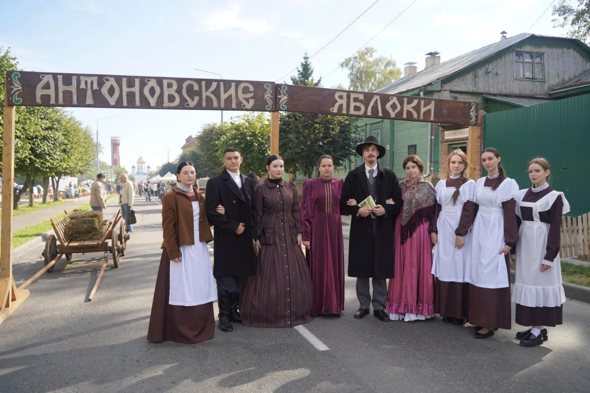 Ирина Волк: Сегодня в рубрике «История с географией» — Липецкая область: фестиваль «Антоновские яблоки» в старинном Ельце, который недавно отметил своё 880летие Ирина Волк: Сегодня в рубрике «История с географией» — Липецкая область: фестиваль «Антоновские яблоки» в старинном Ельце, который недавно отметил своё 880летие