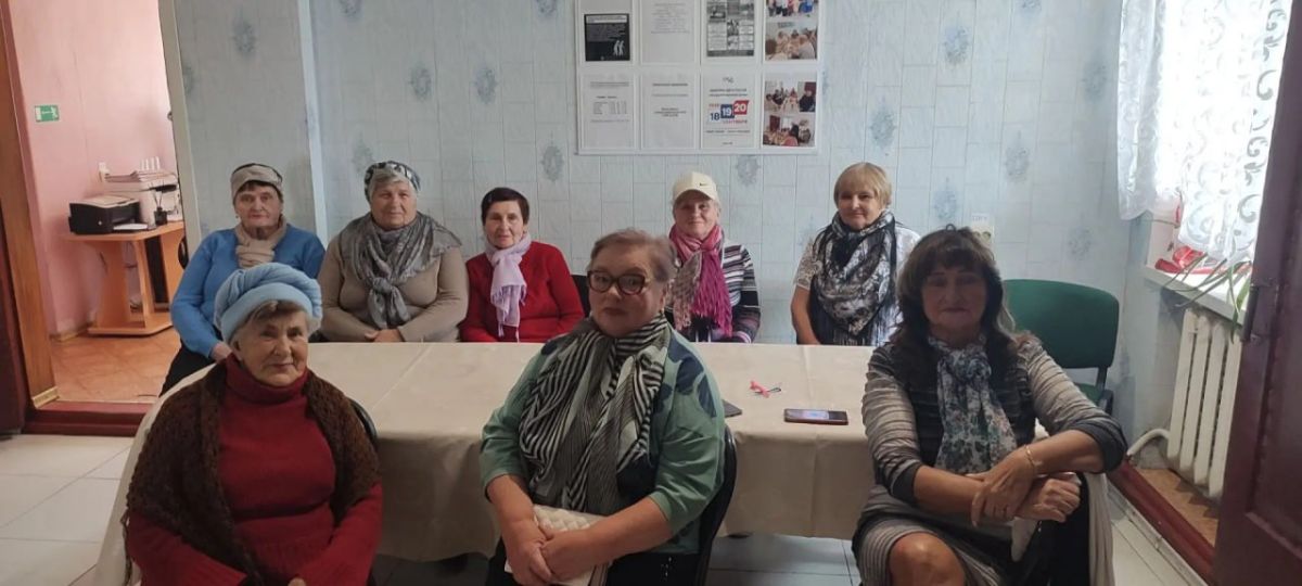 Мода без возраста. В Великолепетихском комплексном центре социального обслуживания населения в рамках программы «Активное долголетие» нацпроекта «Семья» прошёл мастер-класс «Аксессуар с характером»