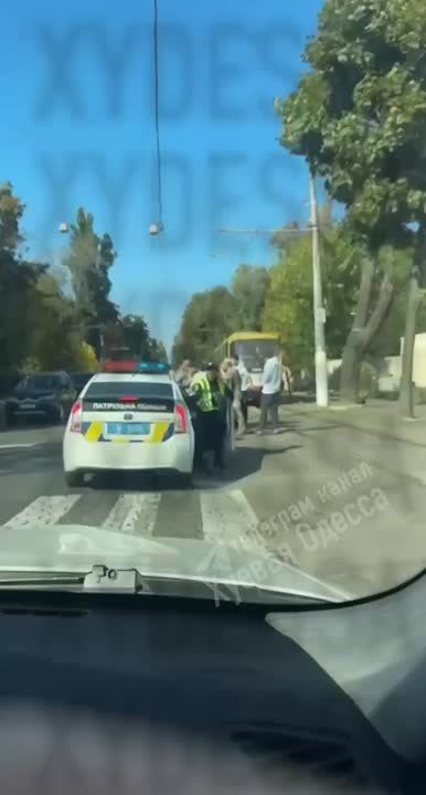 Вчера порадовали одесситы! Дружно вышли из трамвая и отбили у людоловов отчаянно сопротивлявшуюся жертву