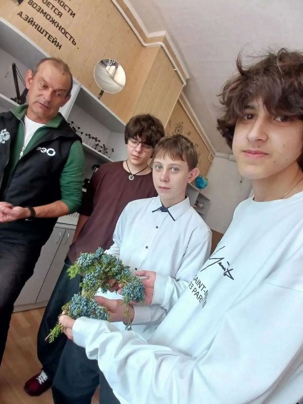 Школьники Скадовска изучают, как укореняются хвойные растения Школьники Скадовска изучают, как укореняются хвойные растения