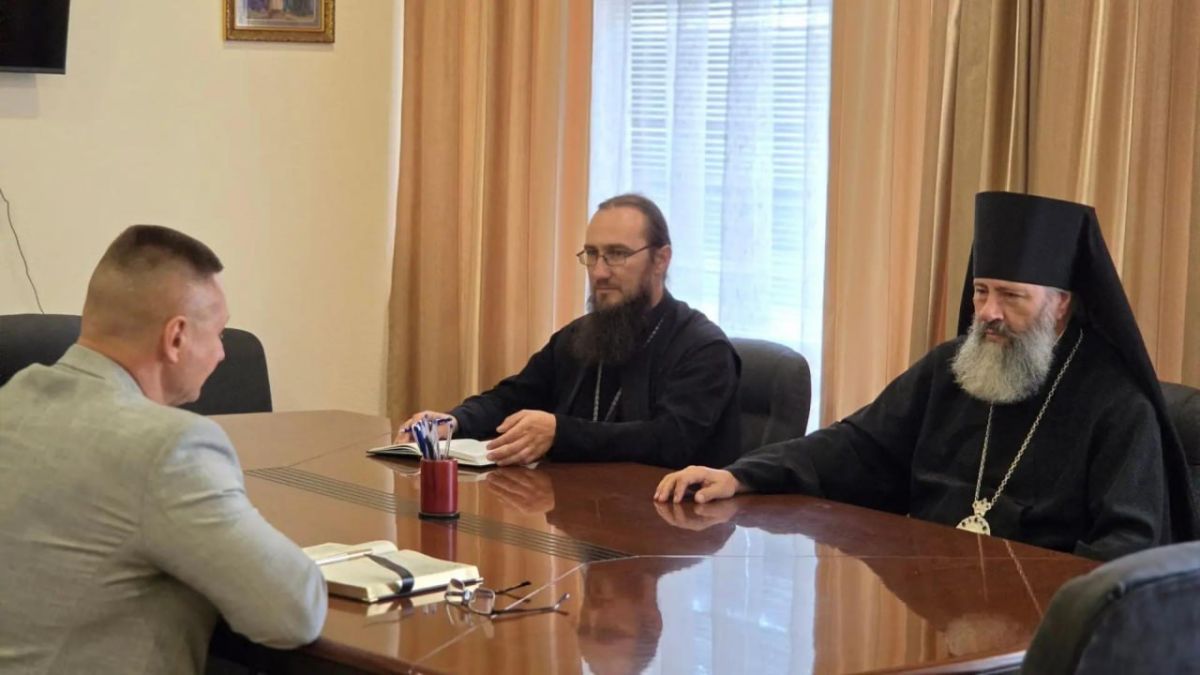 В администрации Скадовского округа состоялась встреча епископа Скадовского и Алешкинского Иосифа с Главой администрации Александром Дудкой В администрации Скадовского округа состоялась встреча епископа Скадовского и Алешкинского Иосифа с Главой администрации Александром Дудкой