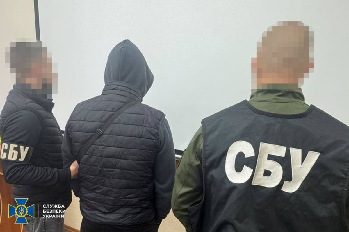 В Николаеве СБУ задержала двух парней, регистрировавших терминалы Старлинк для нужд ВС РФ В Николаеве СБУ задержала двух парней, регистрировавших терминалы Старлинк для нужд ВС РФ