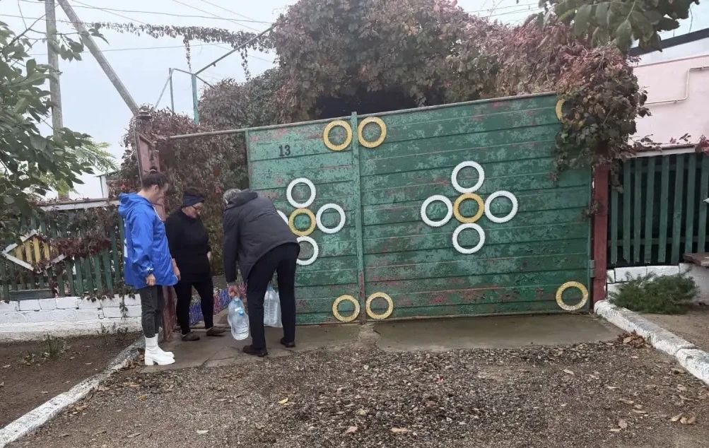 Игорь Кастюкевич: Херсонская область. В село Приморское Скадовского района также доставили питьевую воду одиноким и маломобильным жителям, многодетным семьям Игорь Кастюкевич: Херсонская область. В село Приморское Скадовского района также доставили питьевую воду одиноким и маломобильным жителям, многодетным семьям