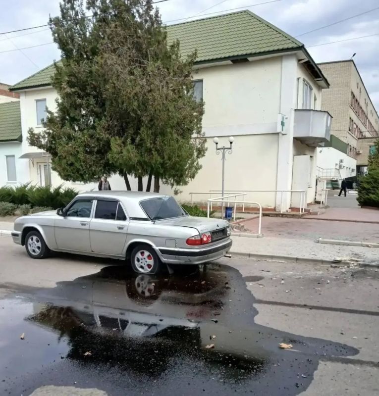 Дрон ударил у приёмного покоя больницы в Каховке: двое мирных жителей ранены