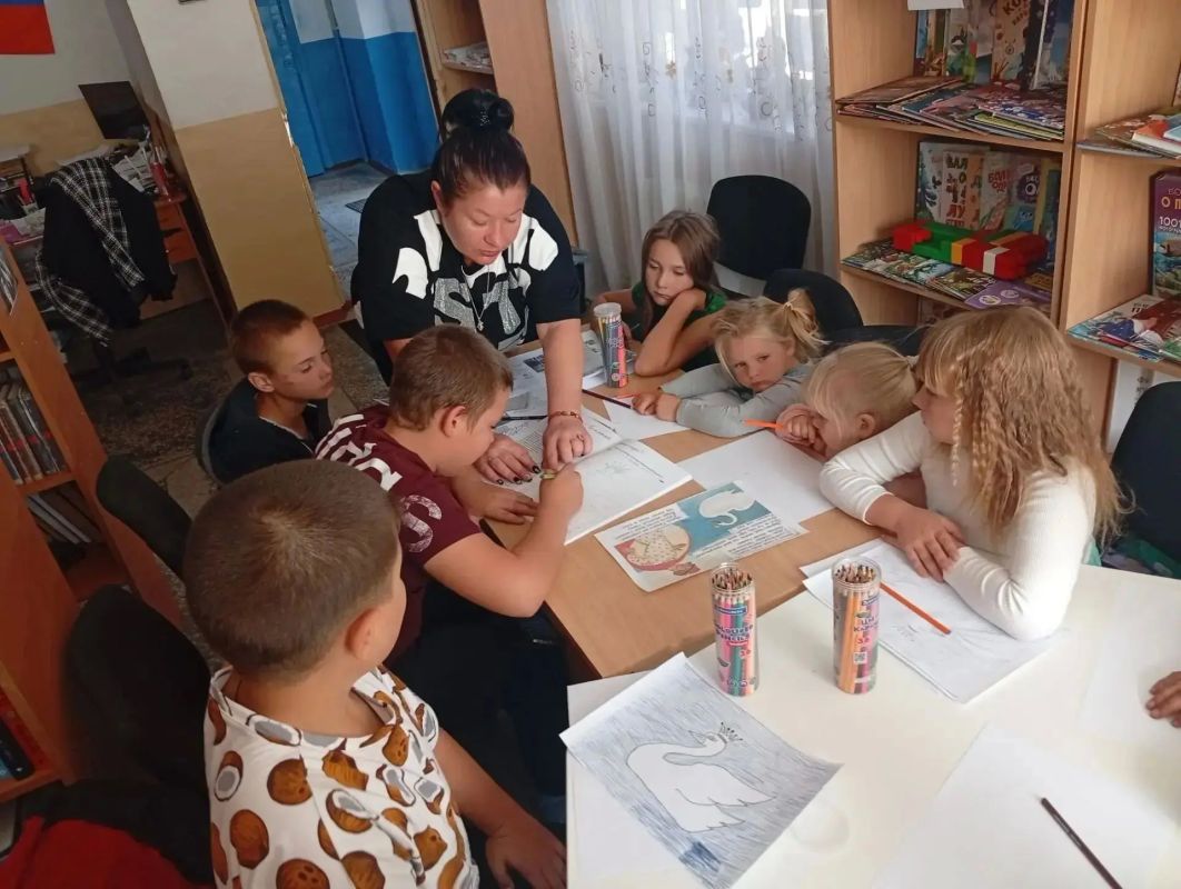 «Осень вдохновения» в Фёдоровском учреждении культуры: юные художники рисуют сказки Пушкина «Осень вдохновения» в Фёдоровском учреждении культуры: юные художники рисуют сказки Пушкина