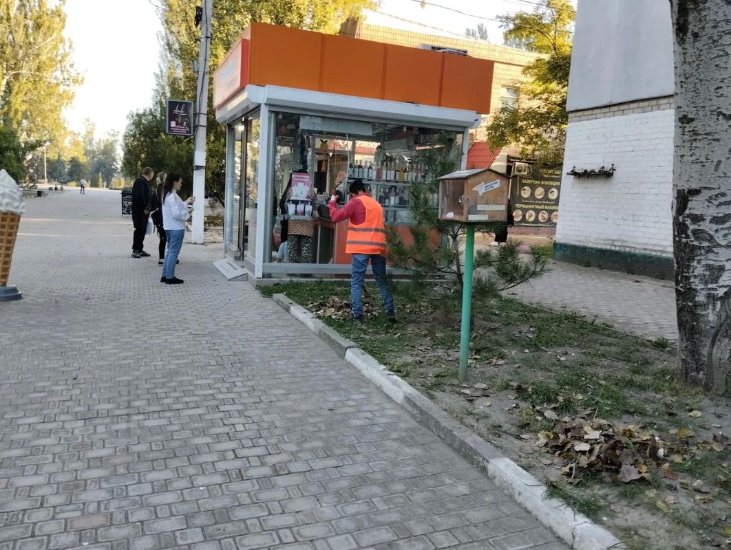 В Скадовске продолжаются плановые уборки опавшей листвы В Скадовске продолжаются плановые уборки опавшей листвы