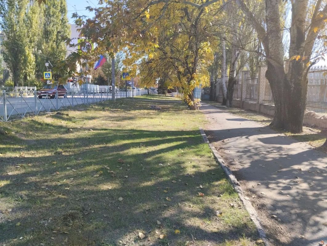 В Скадовске продолжаются плановые уборки опавшей листвы В Скадовске продолжаются плановые уборки опавшей листвы