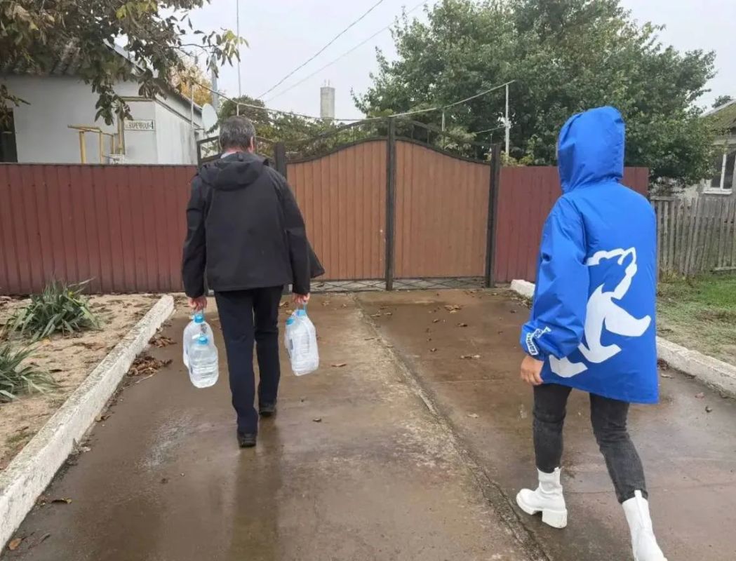 Жителям Приморского адресно доставили питьевую воду при содействии сенатора от Херсонской области Игоря Кастюкевича Жителям Приморского адресно доставили питьевую воду при содействии сенатора от Херсонской области Игоря Кастюкевича