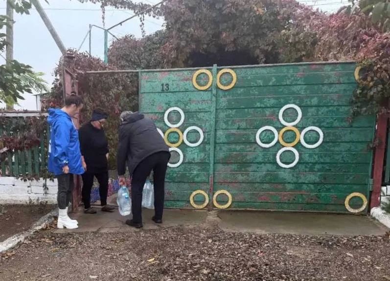 Жителям Приморского адресно доставили питьевую воду при содействии сенатора от Херсонской области Игоря Кастюкевича Жителям Приморского адресно доставили питьевую воду при содействии сенатора от Херсонской области Игоря Кастюкевича