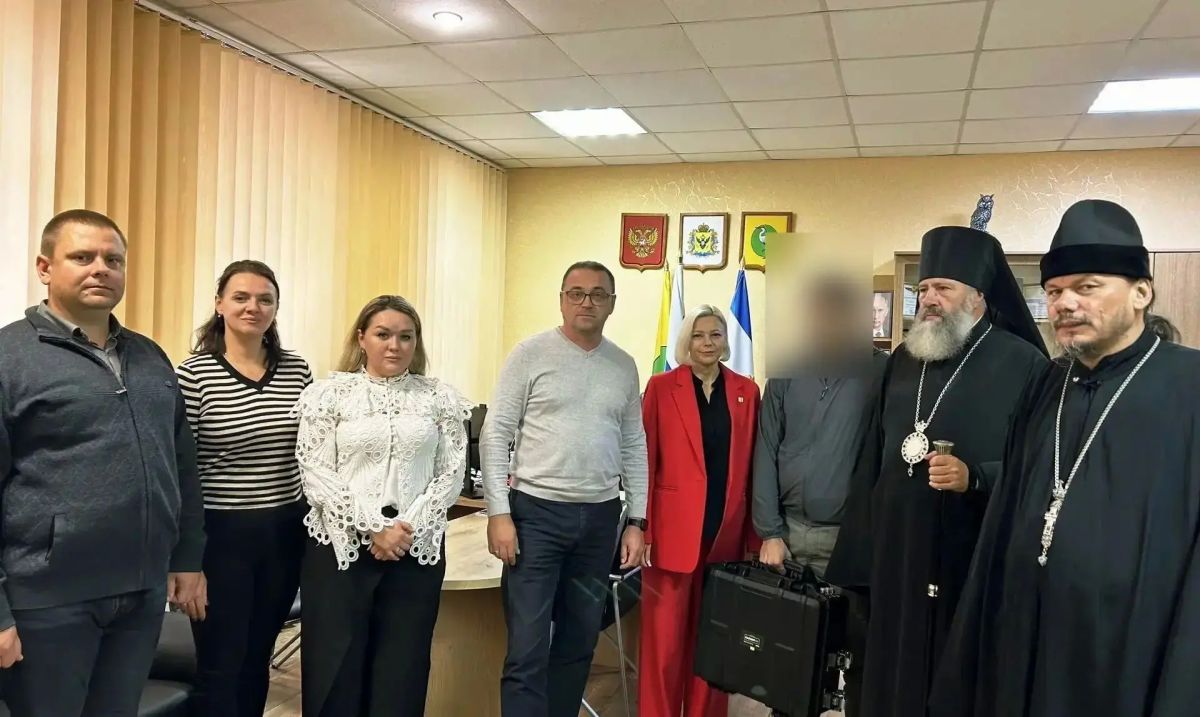 Провела рабочую с Преосвященнейшим епископом Скадовским и Алешкинским Иосифом и настоятелем Свято -Покровского храма протоиерем Геннадием Провела рабочую с Преосвященнейшим епископом Скадовским и Алешкинским Иосифом и настоятелем Свято -Покровского храма протоиерем Геннадием