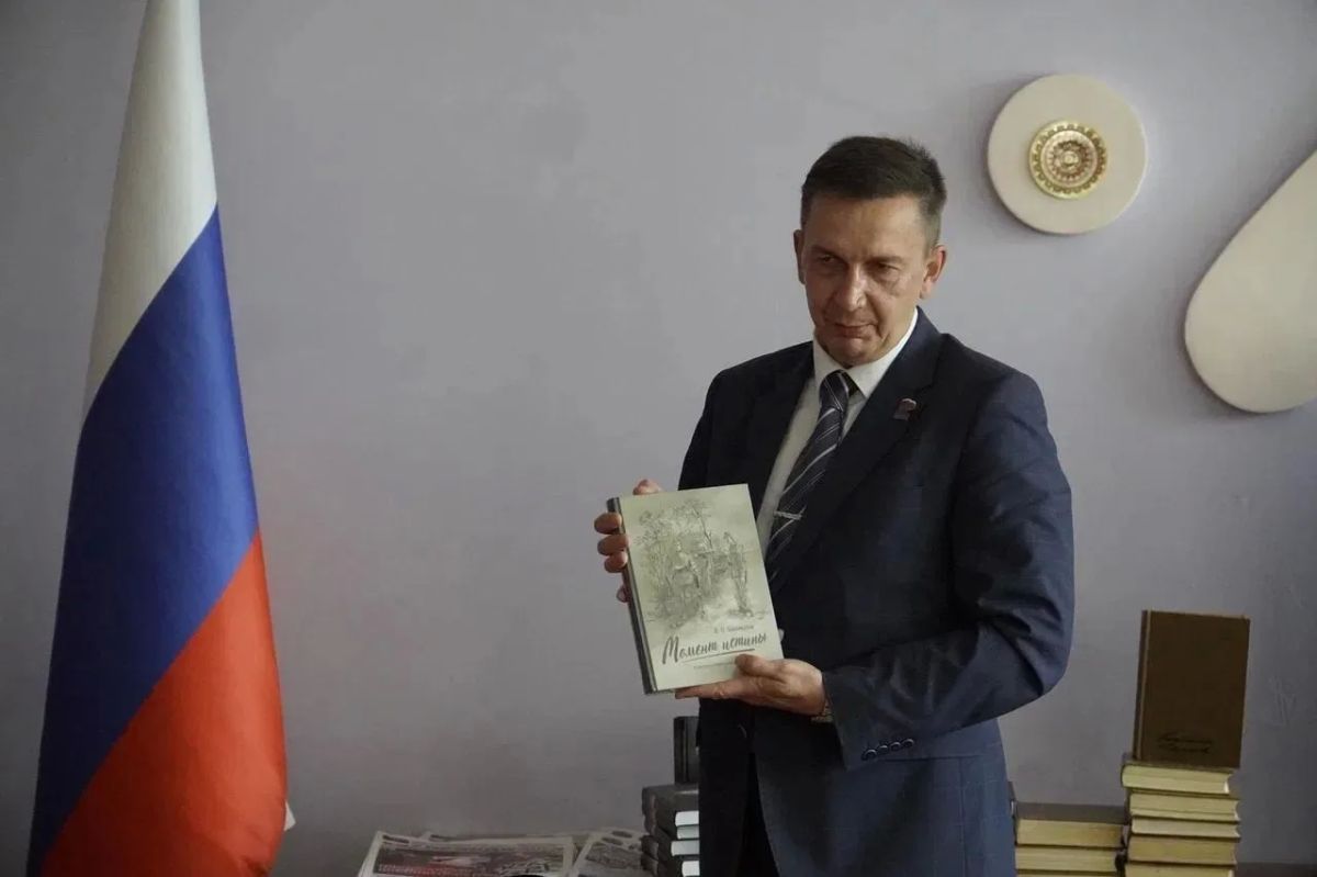 В библиотеку Новой Каховки передали книги и настольные игры