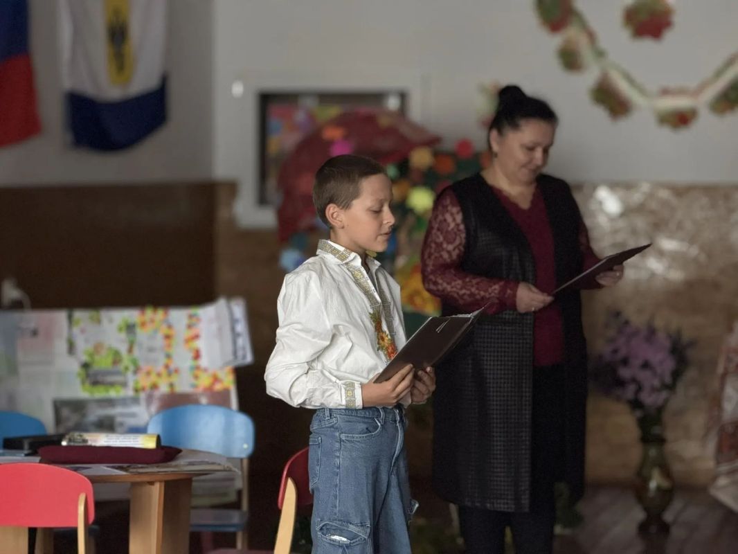 Павел Филипчук: Послание Каховке будущего. Вчера, в День города Каховки, вместе с первым заместителем Игорем Бжезицким посетил праздничное мероприятие в детской библиотеке Павел Филипчук: Послание Каховке будущего. Вчера, в День города Каховки, вместе с первым заместителем Игорем Бжезицким посетил праздничное мероприятие в детской библиотеке