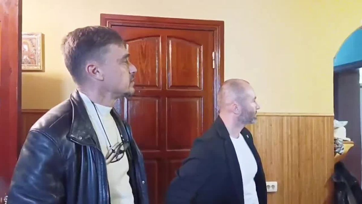 Павел Филипчук: Семья — гордость Каховки. В День города, который мы отмечаем в светлый праздник Покрова Пресвятой Богородицы, вместе с первым заместителем Игорем Бжезицким побывали в гостях у Андрея и Натальи Андреевых —...