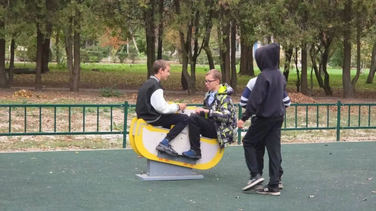 В селе Красное появилась новая детская площадка: с качелями, горками и безопасным покрытием В селе Красное появилась новая детская площадка: с качелями, горками и безопасным покрытием