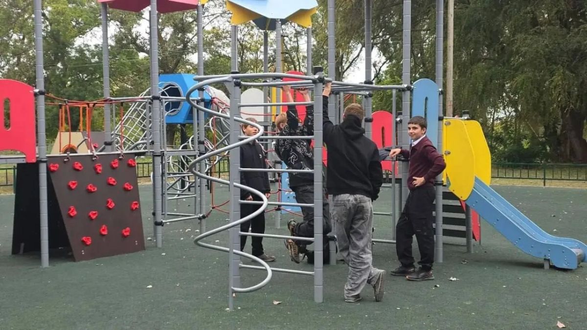 В селе Красное появилась новая детская площадка: с качелями, горками и безопасным покрытием В селе Красное появилась новая детская площадка: с качелями, горками и безопасным покрытием
